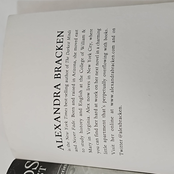 The Darkest Minds Never Fade BRACKEN First Hyperion Paperback edition 2014 - Picture 16 of 17